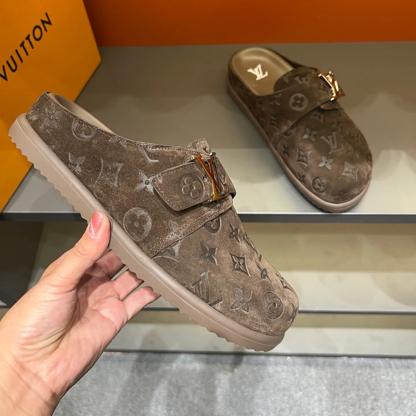 P360, 38-45 LV Easy 2025 new men's casual sandals, made of suede cow leather, with Monogram pattern to highlight the trendy style. Adjustable straps illuminated with LV letters, while a resilient insole and micro outsole provide lightweight comfort. Made of suede cow leather with embossed Monogram pattern and brand element metal hardware✅Adjustable straps➕Tough insole‼ ️Micro outsole. Comfortable and easy to wear‼ ️